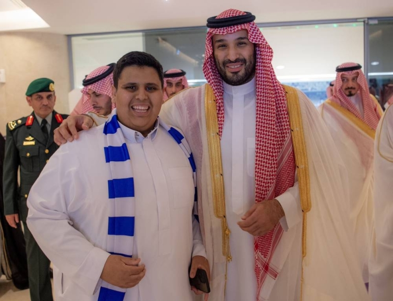 فيديو طريف لمشجع يطلب التقاط صورة مع ولي العهد السعودي والأمير يتفاعل بإيجابية (صورة+ فيديو)