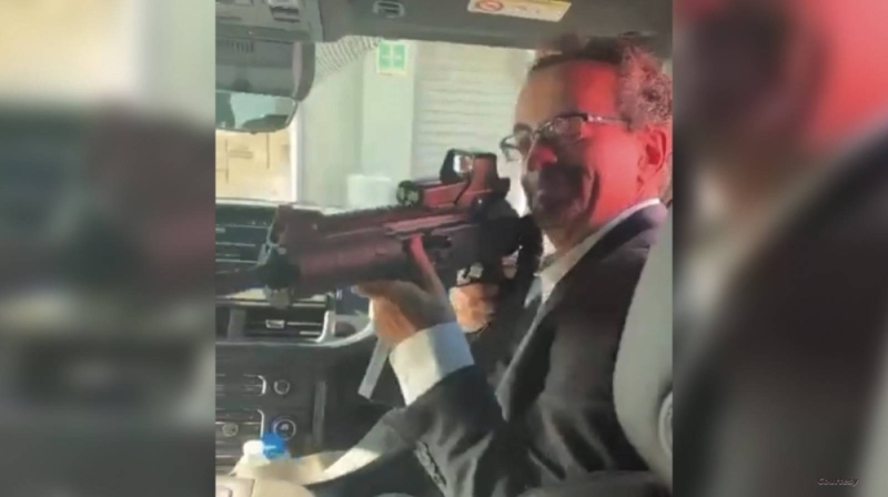 شاهد.. سفير بريطانيا لدى المكسيك يشهر السلاح في وجه زميله بالسفارة