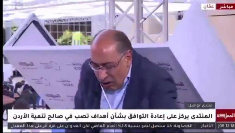شاهد.. سقوط لوحة إعلانية على رأس وزير الطاقة الأردني الأسبق خلال لقاء تليفزيوني