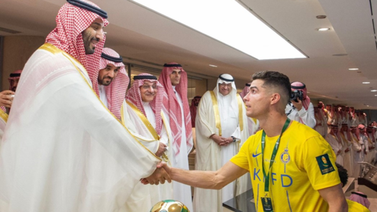 تفاعل واسع مع لقطة رونالدو ومحمد بن سلمان بعد نهائي كأس ملك السعودية (فيديو وصور)