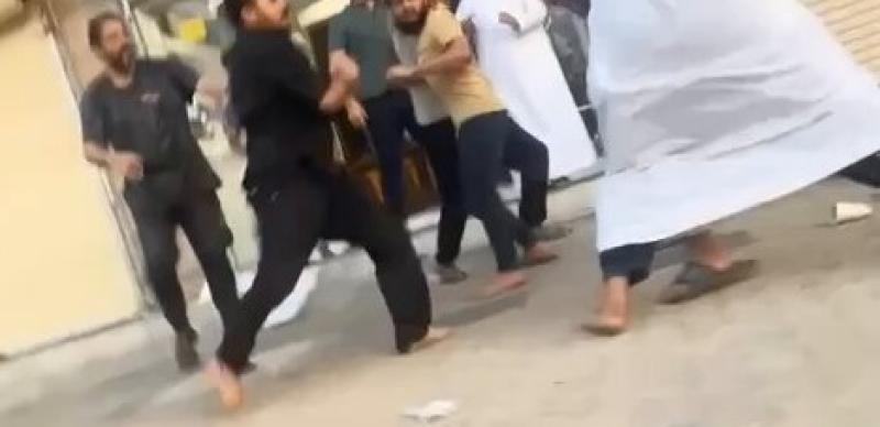 شاهد.. مشاجرة جماعية عنيفة بين مقيمين يمنيين وآخرين في السعودية .. (فيديو)