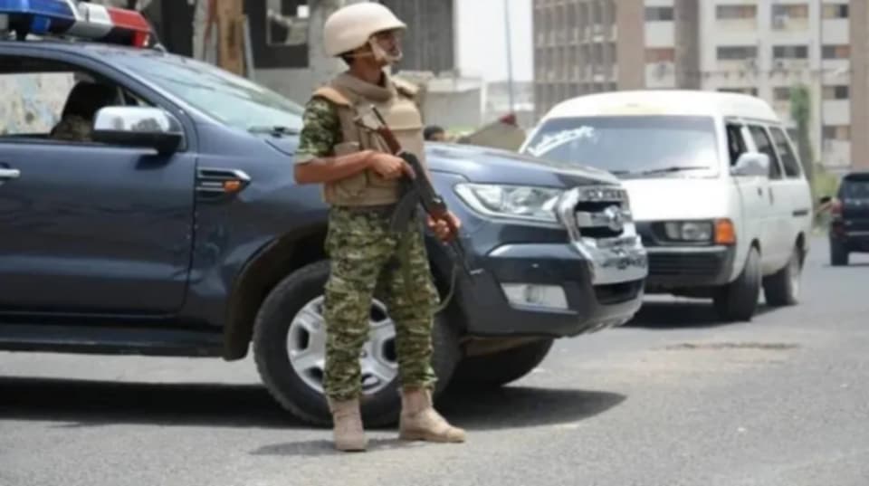 الشرطة تشتبه بامرأة في تعز.. المداهمة تكشف مفاجأة صادمة داخل المنزل