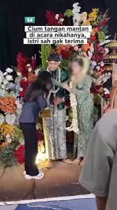 بالفيديو.. عروس إندونيسية تشد شعر الزوجة الأولى وتسقطها على الأرض بعد محاولتها تقبيل يد زوجها في حفل زفافه