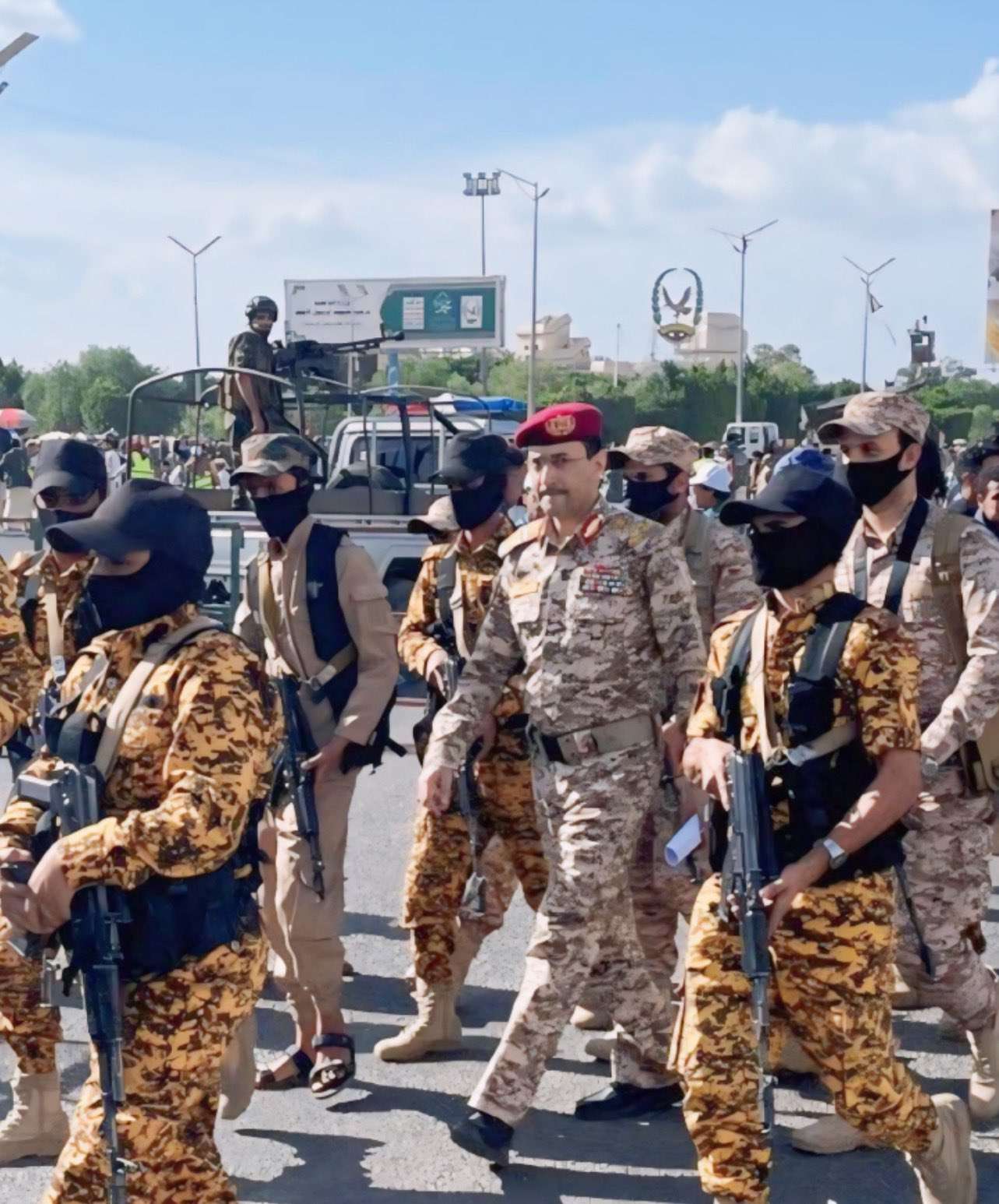 شاهد كيف ظهر المتحدث العسكري باسم الحوثيين من وسط ميدان السبعين