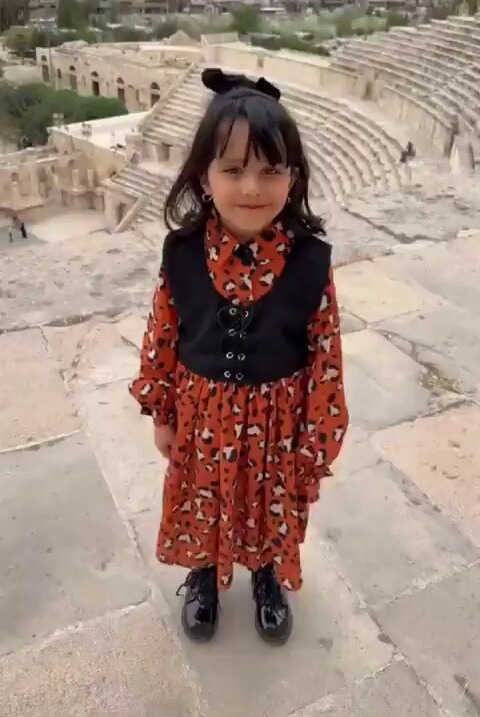 طفلة يمنية تتصدر منصات التواصل الاجتماعي في الاردن