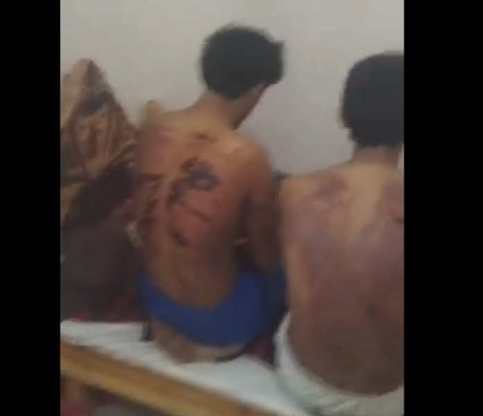 شاهد..تعذيب 7 شباب يمنيين من قبل الجيش العماني بطريقة وحشية ورميهم في الصحراء..فيديو صادم 