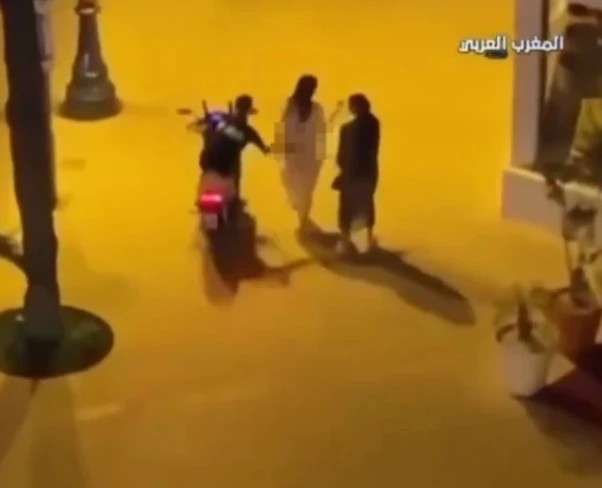 فيديو لقائد دراجة نارية يتحرش بفتاة في شارع عام بطنجة يثير موجة غضب بالمغرب