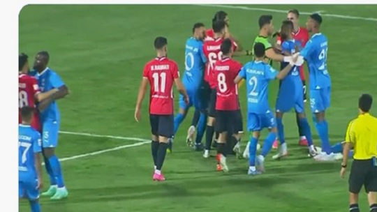 اشتباكات بين لاعبي نساجي الإيراني والهلال السعودي (فيديو)