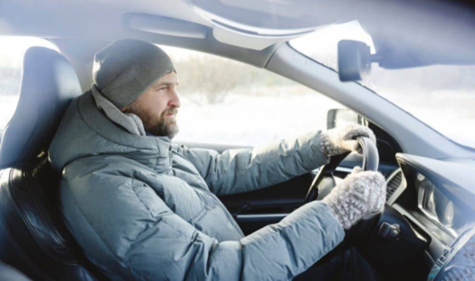 لماذا يجب عليك خلع المعاطف الثقيلة قبل قيادة سيارتك في البرد؟