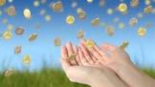 سبعة أشياء إن طبقت واحدة منها نزل عليك الرزق كالمطر.. كم تعرف منها؟