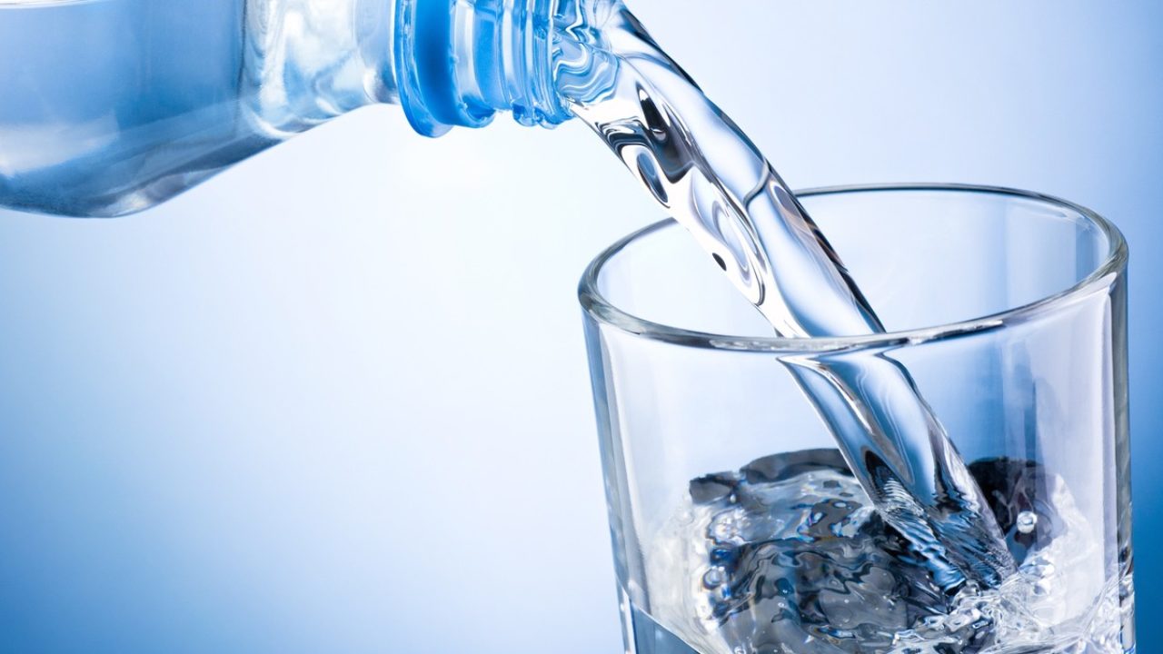 حتى ولو لم تشعر بالعطش.. طبيب مختص يكشف عن كمية الماء المطلوب شربها يوميا