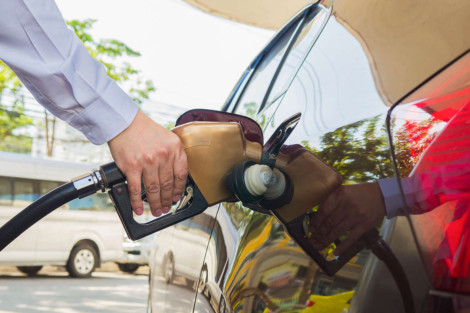 لماذا يجب عليك عدم ملء خزان الوقود بسيارتك حتى آخره؟..  معلومة يجهلها معظم الناس