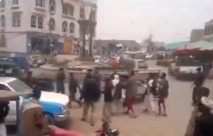 شاهد..مواطنون يضربون جنود تابعين لقوات امن صنعاء .. فيديو