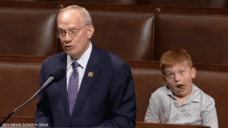 شاهد.. طفل يقوم بحركات ساخرة أثناء حديث والده النائب داخل الكونغرس الأمريكي