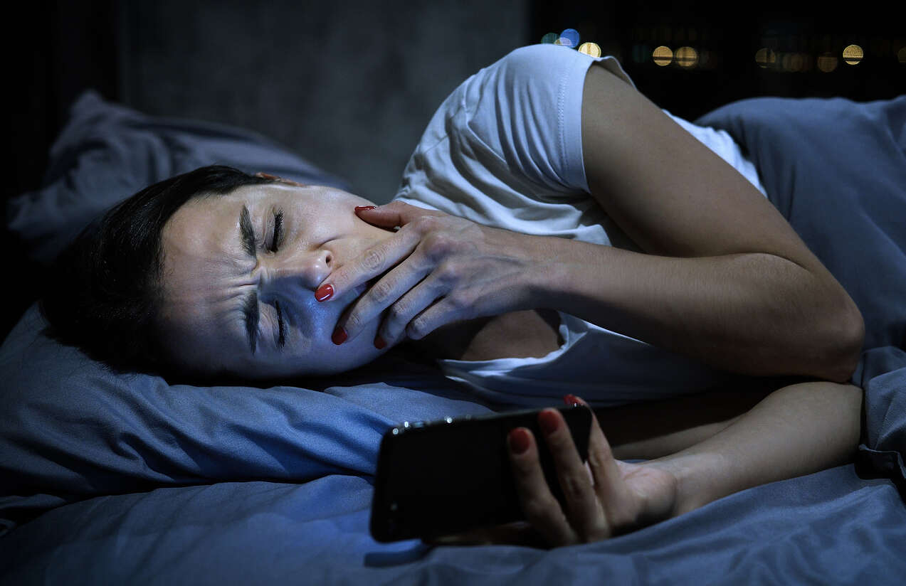 توقف عن تصفح هاتفك وأنت على فراش النوم.. 5 أمراض لا تخطر على بال