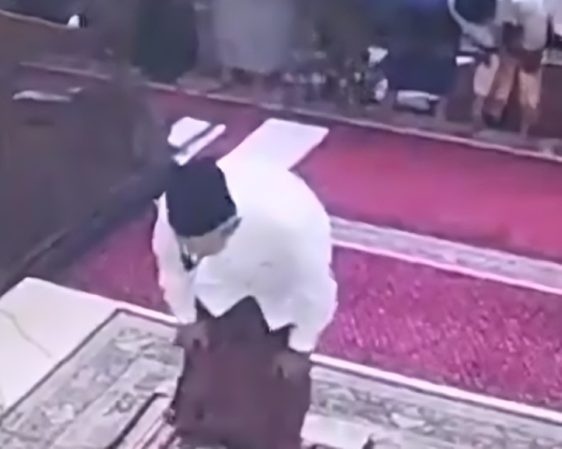 شاهد.. لحظة وفاة إمام مسجد أثناء صلاة الفجر بأحد المساجد في إندونيسيا