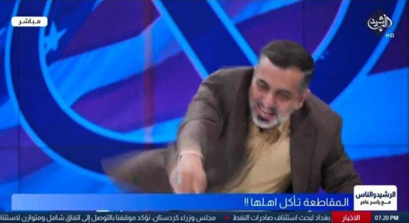 شاهد: ردة فعل محلل سياسي عراقي استفزه مذيع وهو يتحدث عن المقاطعة وتحداه أن يكسر جواله الآيفون