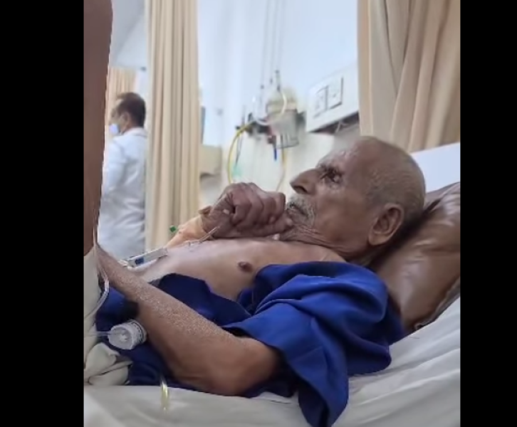 بالفيديو.. مُسن يمني كان مؤذنًا للمسجد طيلة حياته شاهد ما فعله  خلال سكرات الموت 