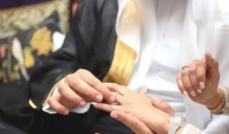 سعودي يتزوج مسيار من فتاة مقيمة في المملكة .. وعندما حملت وتوجه لتجديد إقامتها اكتشف المفاجأة!