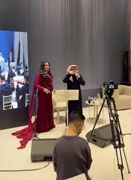 بالفيديو: ردة فعل الفنانة أحلام لحظة محاولة عبدالمجيد عبدالله تقبيلها مرتين