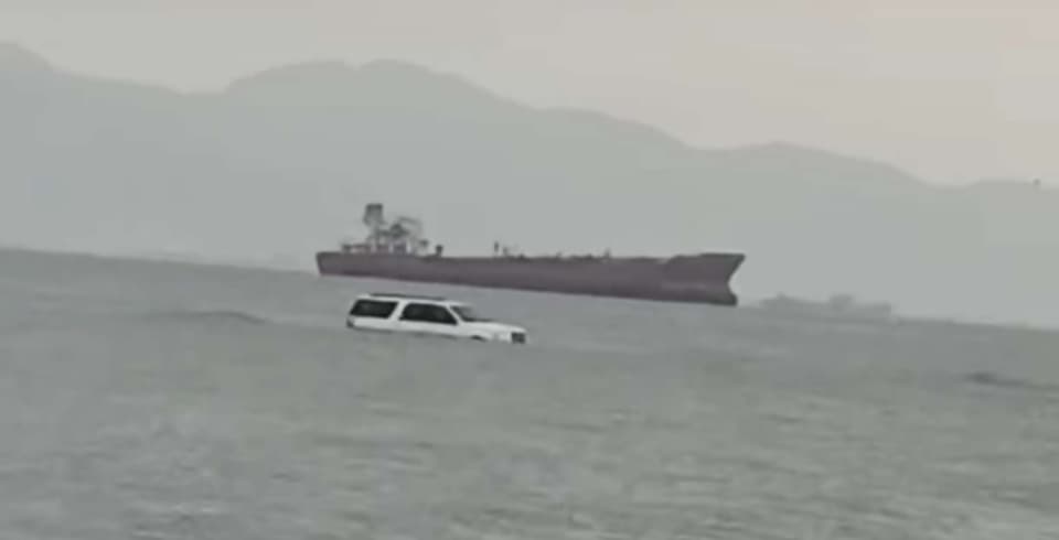 مشهد غير مألوف.. غرق سيارة فارهة في مدينة عدن