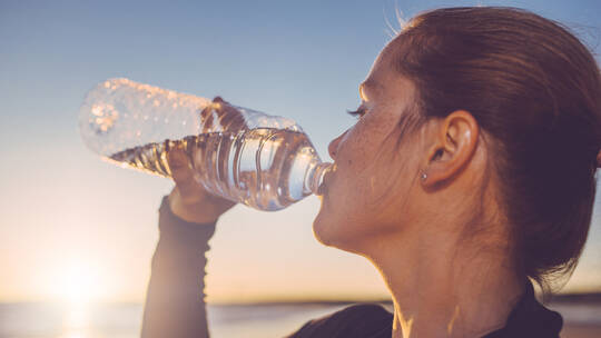 طريقة مثبتة علميا انتشرت تخبرك متى تحتاج إلى شرب الماء!