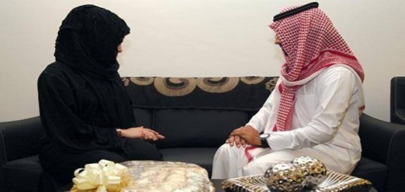 ردة فعل مفاجئة من أهل فتاة سعودية بعدما علموا أنها خرجت مع عريسها بعد الملكة دون استئذانهم - فيديو