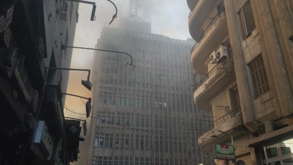 شاهد.. لحظات إنقاذ العالقين من حريق سنترال رمسيس