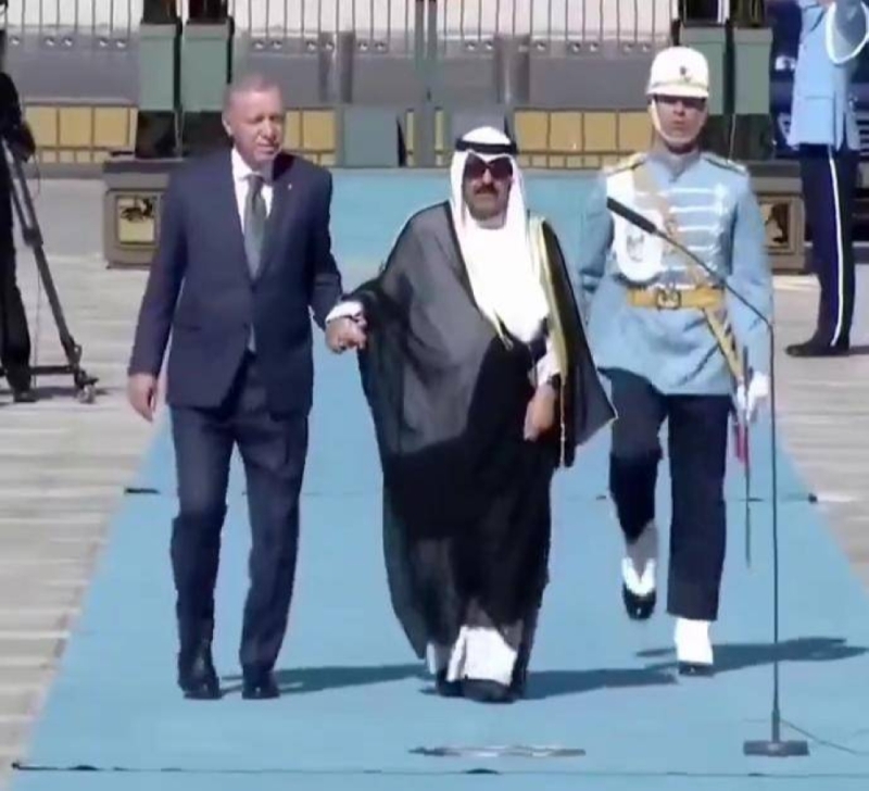 شاهد ..لحظة تحية أمير الكويت الشيخ مشعل الأحمد للحرس الرئاسي في تركيا 
