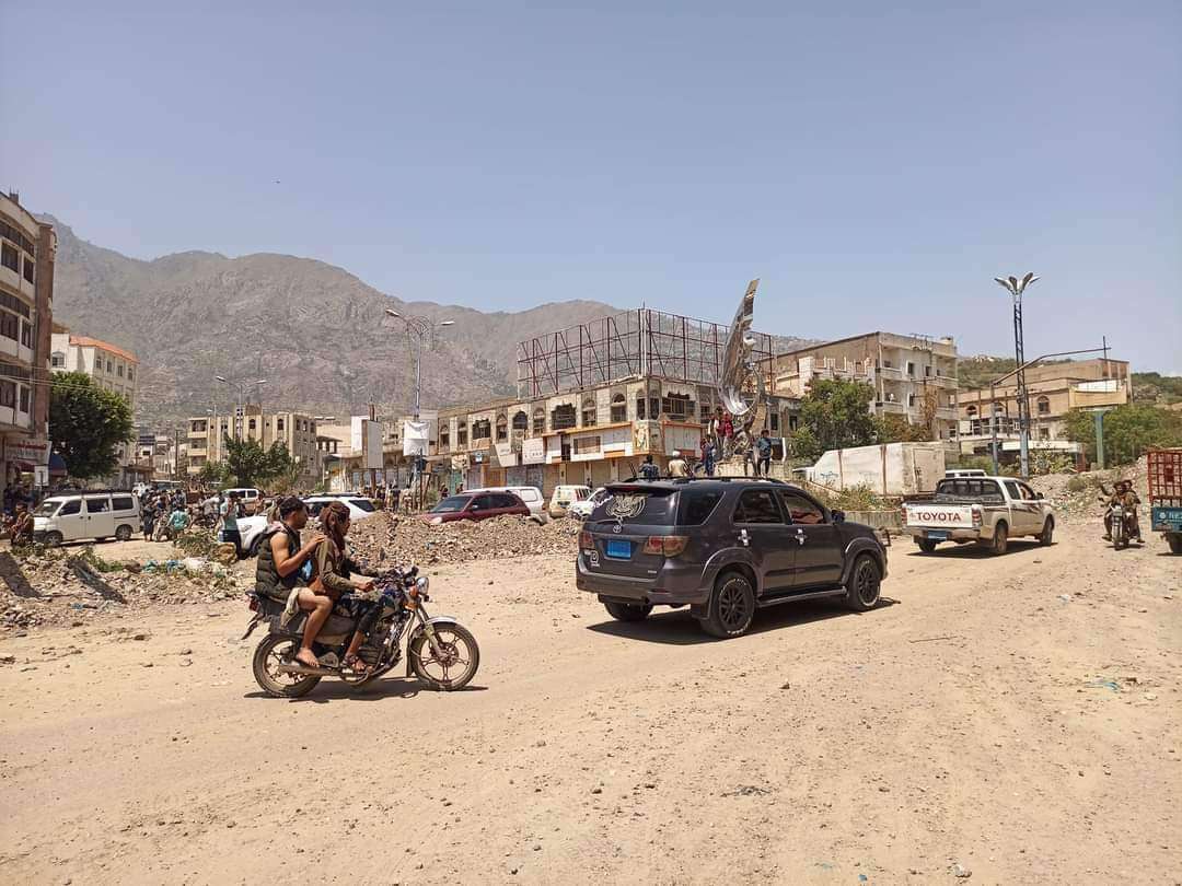 صحافي يمني يكشف عن صاحب الفضل بمبادرة فتح الطرقات ورفع الحصار في تعز