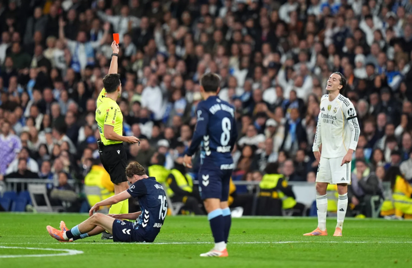 تقرير الحكم يكشف الكلمات التي تلفظ بها نجم ريال مدريد قبل طرده من لقاء سلتا فيغو