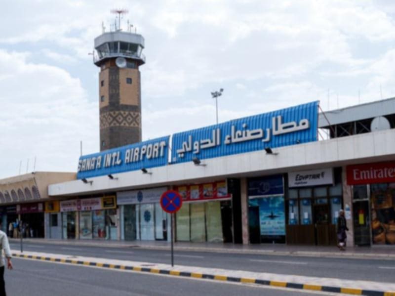 ما الذي يحدث في مطار صنعاء؟ محامي صالح يكشف تفاصيل الرحلات الغامضة