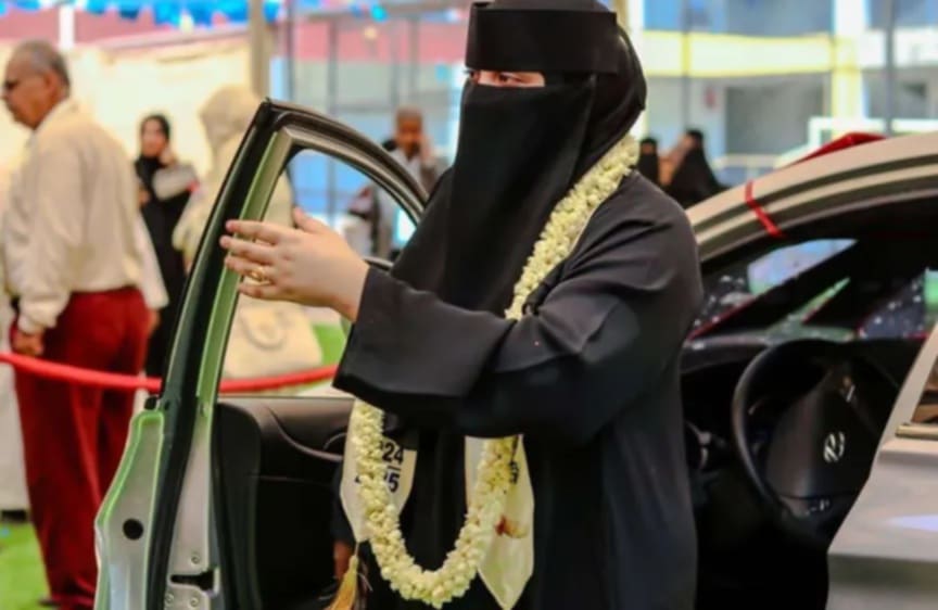 تكريم غير مسبوق في اليمن... طالبة تتسلّم سيارة بعد تصدّرها نتائج الثانوية
