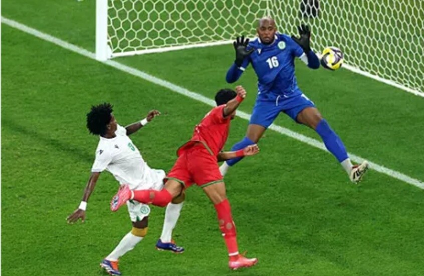 خطأ كارثي لحارس جزر القمر يمنح عُمان هدفا غريبا في كأس العرب 2025