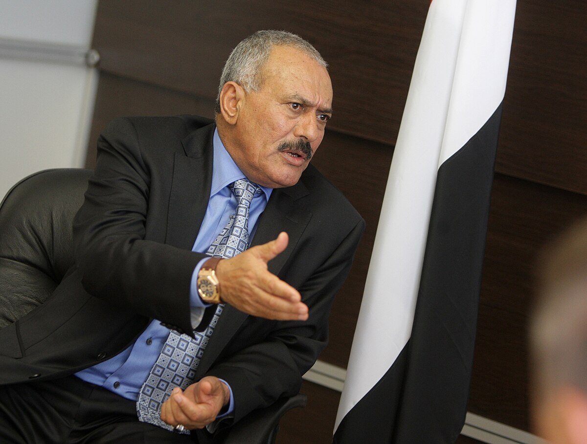 الرئيس صالح يعاتب الراعي وبن حبتور بعد ظهورهما المذل بعرض عسكري للحوثيين..فيديو 