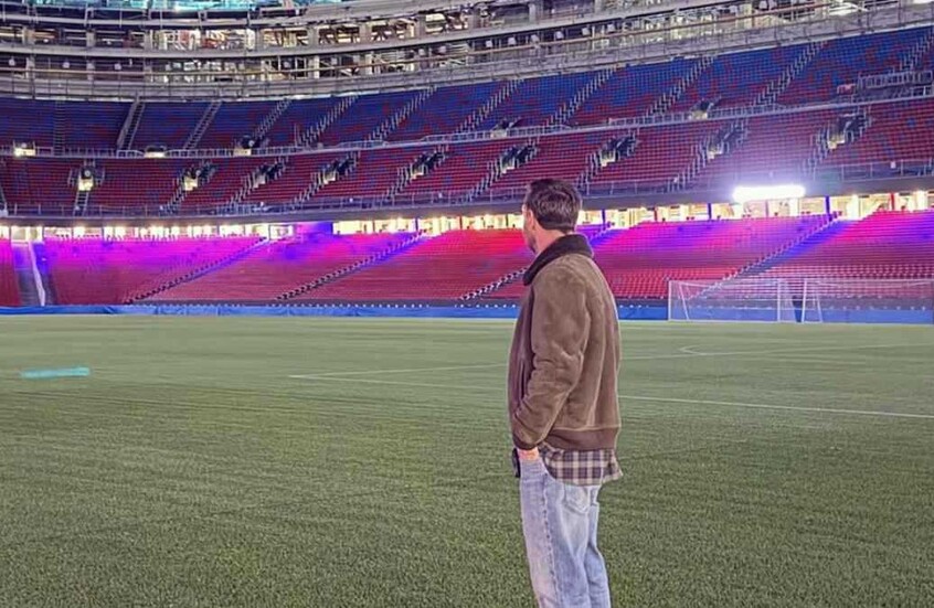 بخطوة مفاجئة ورسالة مؤثرة.. ميسي في قلب ملعب 