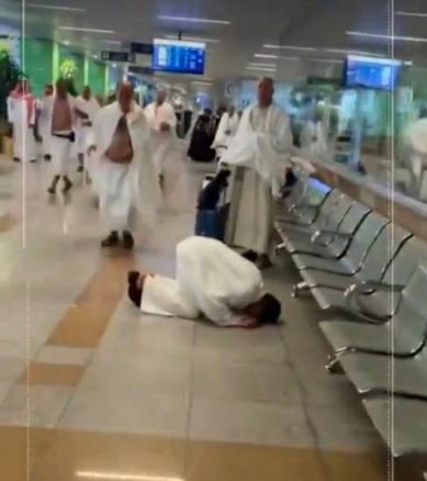 شاهد.. فرحة الحجاج الليبيين في مطار جدة لحظة السماح لهم بالدخول لأداء مناسك الحج بعد رفضهم بسبب خطأ في التأشيرات
