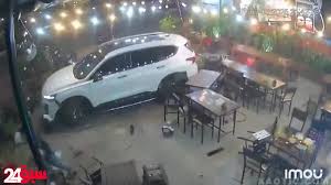 «رغم عدم وجود أي خلاف بين القاتل والقتيلة».. بالفيديو.. شاب يقتحم مطعمًا بسيارته ويقتل والدة مالكه!
