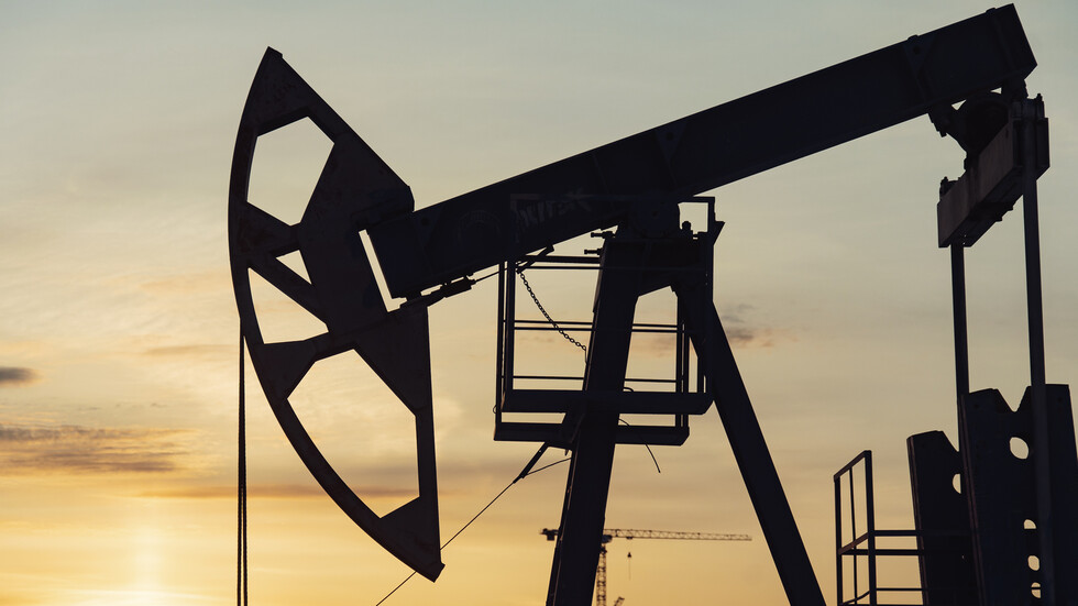 استقرار أسعار النفط بانتظار تقرير 