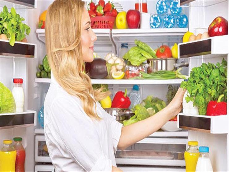 شاهد.. أخصائي تغذية يكشف عن 4 أطعمة تسبب التسمم الغذائي عند وضعها في الثلاجة