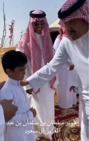 شاهد.. الأمير سلطان بن سلمان يسأل طفل