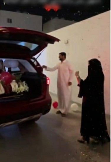 مواطن سعودي يفاجئ زوجته بهدية سيارة جديدة وأطقم ذهب.. شاهد ردة فعلها
