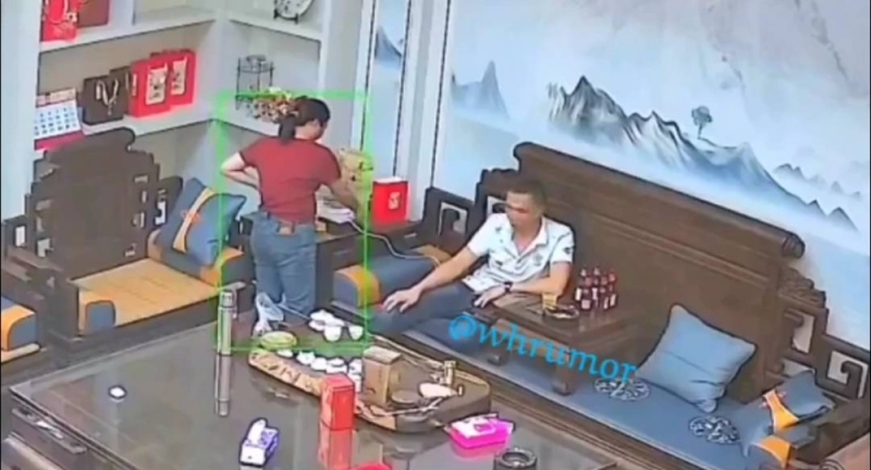 شاهد: ردة فعل صادمة من سيدة بالصين استفزها زوجها بهدوءه