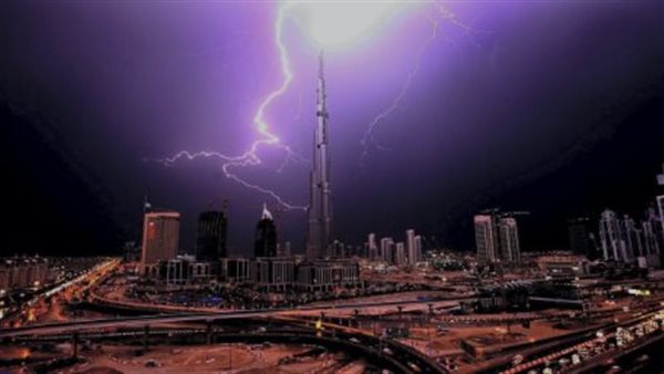 غرق محيط برج خليفة..لحظات الرعب يرويها شاهد عيان ليلة اجتياح السيول بالإمارات|فيديو