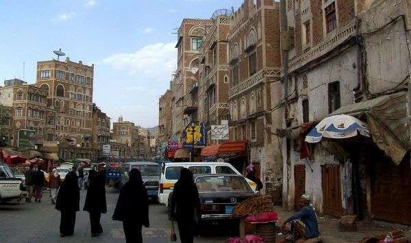 لا يحدث إلا في صنعاء فقط.. الحوثي يعاقب تاجر بسبب تخفيض أسعار المواد الغذائية بالعاصمة (صورة)