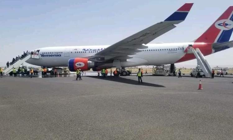 شاهد أول ما فعله الركاب داخل مطار صنعاء عقب نزولهم من طائرة الرحلة التجارية الثانية ” صورة “