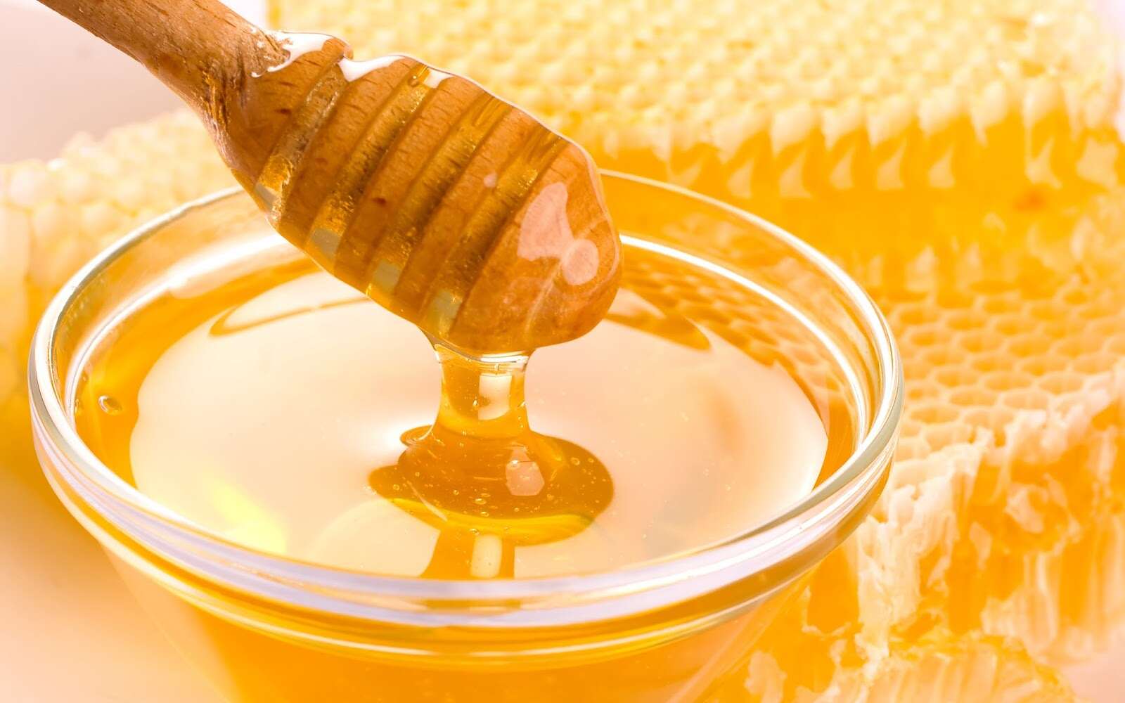 حيل عبقرية للتمييز بين العسل الأصلي والمغشوش.. لن يخدعك أحد بعد اليوم
