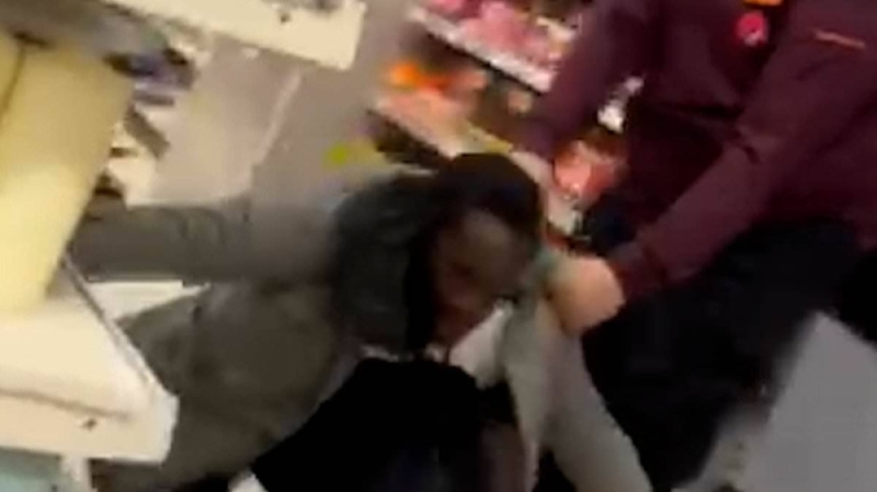 لندن.. شاهد: موظفو متجر يعتدون بالضرب على لص بعد جره إلى المخزن وهو يصرخ 