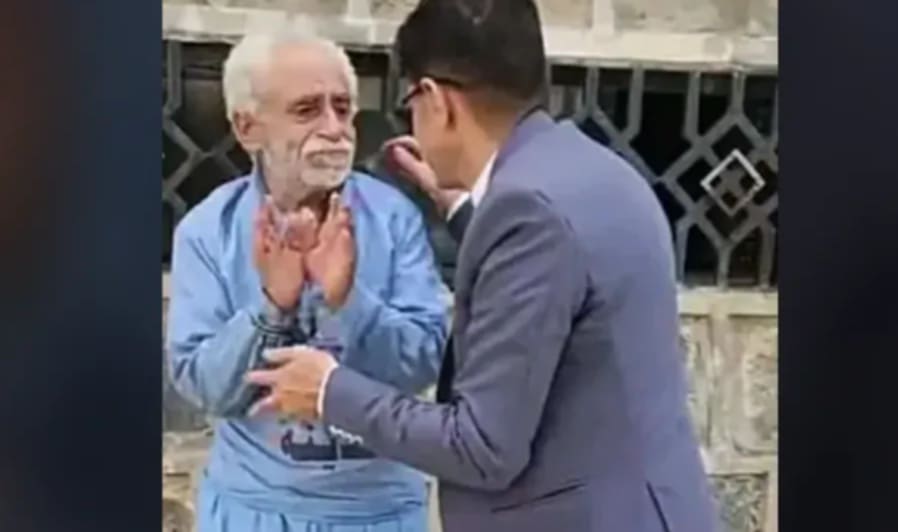أبٌ تسعيني يُسجن بثلاثة آلاف ريال… وأبناؤه في الغربة لا يعلمون!