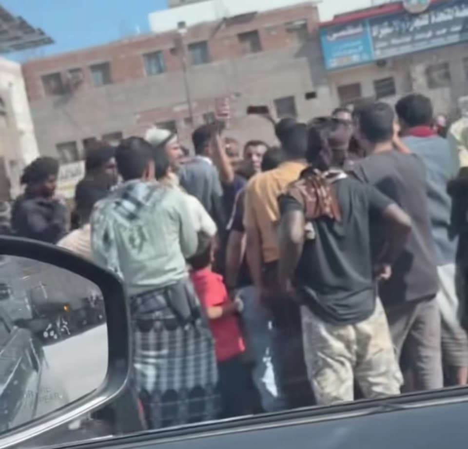 نجل أبو حيدر العولقي يتعرض لإصابة بحرية أثناء تواجده في عدن